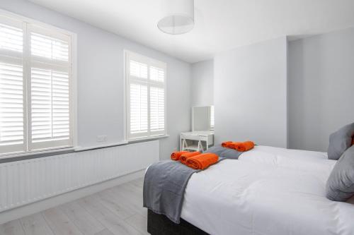Postel nebo postele na pokoji v ubytování Modern 3 Bed Home in Croydon Sleeps 6