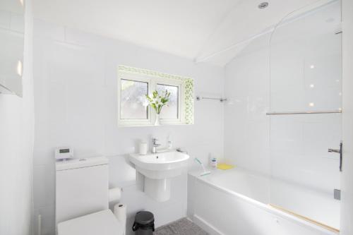 Ένα μπάνιο στο Modern 3 Bed Home in Croydon Sleeps 6