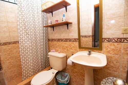 bagno con servizi igienici e lavandino di Habitaciones privadas, Casa de Amber, Manta a Manta