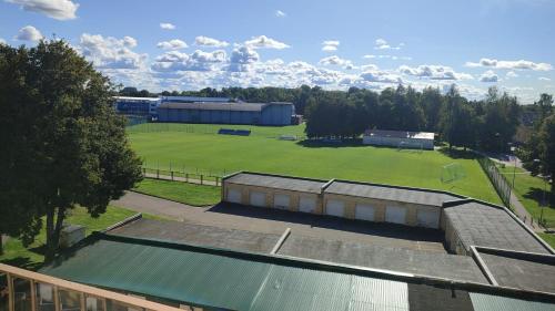 una vista aerea di un edificio con un grande campo di CHESS Apartment a Ventspils