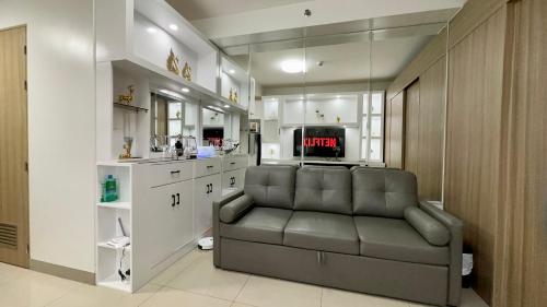 Khu vực ghế ngồi tại Cozy Condo near Mall of Asia