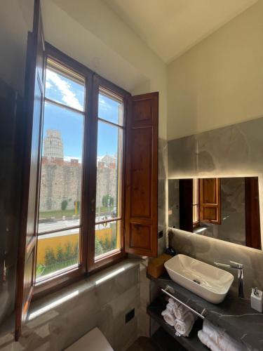 bagno con lavandino e finestra di Villa Natalina B&B a Pisa