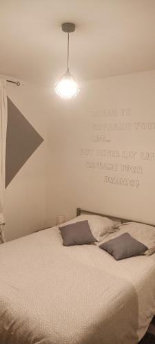 um quarto com uma cama com uma citação na parede em Chez Audray em Saint-Pardoux-Isaac