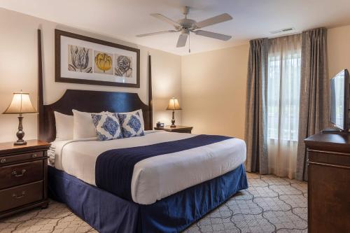 ウィリアムズバーグにあるBluegreen Vacations Patrick Henry Sqr, Ascend Resort Collectionの大きなベッドとテレビのある寝室