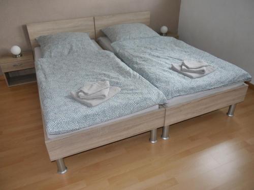 Postel nebo postele na pokoji v ubytování Ferienwohnung mit Terrasse - 10 Minuten von Templin
