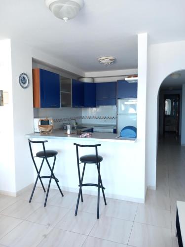 プエルティト・デ・グイマルにあるSea Wiews Ana3のキッチン(青いキャビネット、バースツール2つ付)