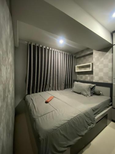uma cama num pequeno quarto com uma janela em The jarrdin KeapartAJJA em Bandung