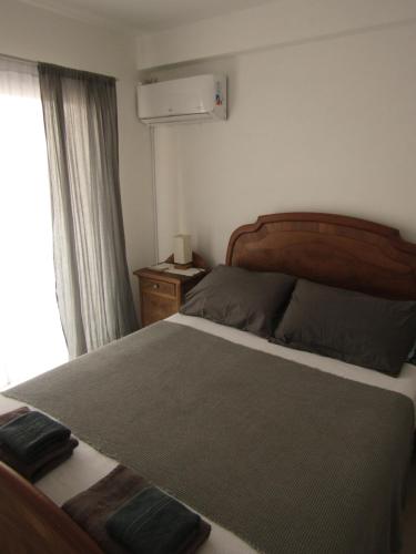 um quarto com uma cama grande e uma janela em Los Lapachos em Paraná