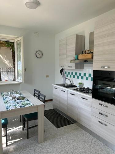 Η κουζίνα ή μικρή κουζίνα στο Sebino Holiday Home