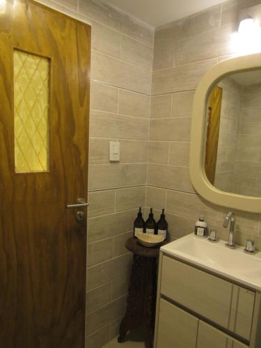 a bathroom with a sink and a mirror at Los Lapachos in Paraná