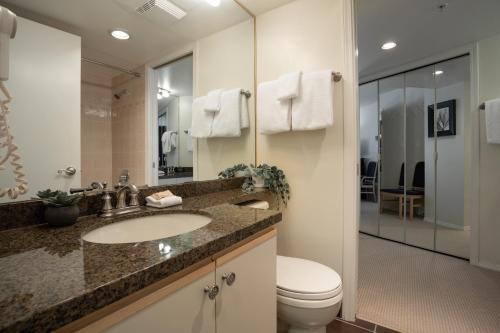 Koupelna v ubytování 1BR Ski Access Benchlands Condo by Harmony Whistler Vacations