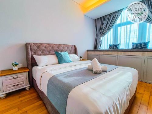 Un dormitorio con una cama grande y una ventana en Pine Tree HardRock Suites by JBcity Home en Kampong Baharu