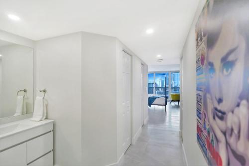 pasillo con paredes blancas y baño blanco en Sweet Dreams! Renovated with Water Views, en Miami