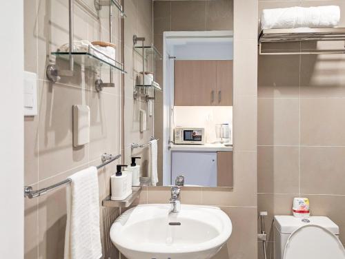 een badkamer met een wastafel en een toilet bij New Cozy Studio in Commonwealth Batasan, Katipunan in Manilla