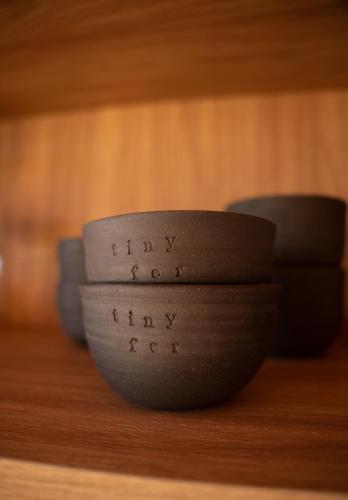 a stack of bowls sitting on a shelf at Valle Fiori in Balsa Nova