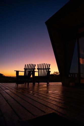 two chairs and a table in front of a sunset at Valle Fiori in Balsa Nova