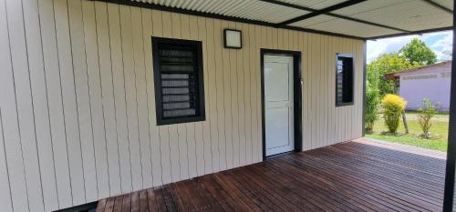 un porche con dos puertas en una casa en JEALYA TOURISTIQUES, en Saint-Laurent-du-Maroni