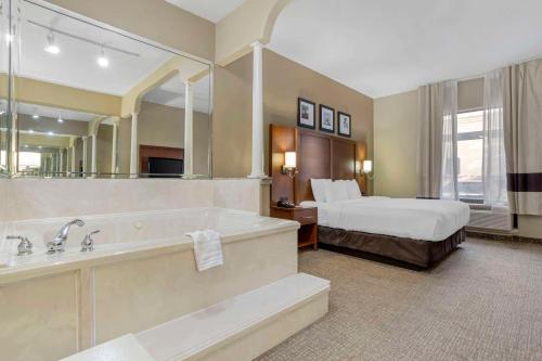 y baño grande con cama y bañera. en Comfort Suites Houston NW - Vintage Park, en Houston