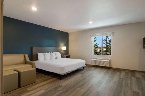 Ένα ή περισσότερα κρεβάτια σε δωμάτιο στο WoodSpring Suites Olympia - Lacey