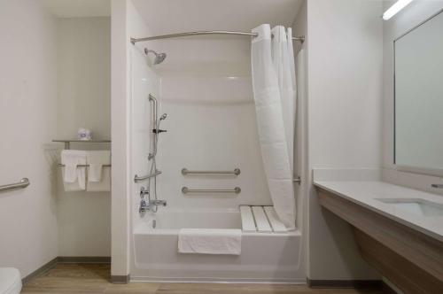 奧林匹亞的住宿－WoodSpring Suites Olympia - Lacey，带淋浴和盥洗盆的白色浴室
