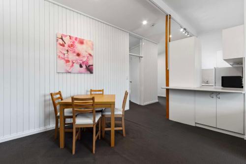 a kitchen and dining room with a table and chairs at Econo Lodge East Adelaide in Adelaide