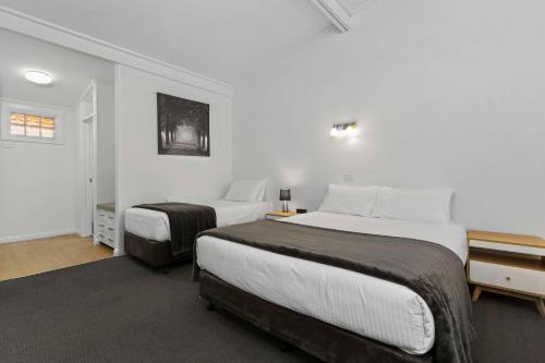 a hotel room with two beds in a room at Econo Lodge East Adelaide in Adelaide