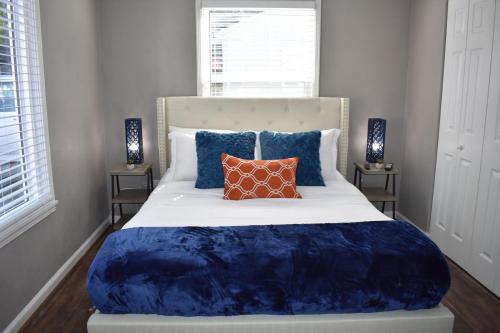 - une chambre dotée d'un grand lit avec des draps et des oreillers bleus dans l'établissement Bsu Playland 3bd 1b Fully Remodeled on Bsu Campus, à Boise