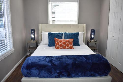 ボイジーにあるBsu Playland 3bd 1b Fully Remodeled on Bsu Campusのベッドルーム1室(大型ベッド1台、青いシーツ、枕付)