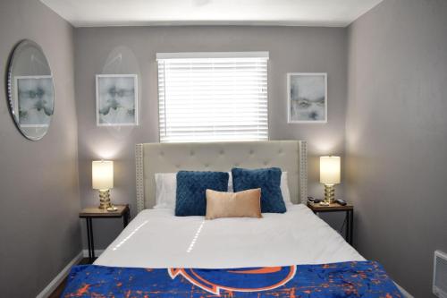 1 dormitorio con 1 cama grande y 2 lámparas en BSU Playland 2bd 1b Fully Remodeled on Bsu Campus en Boise