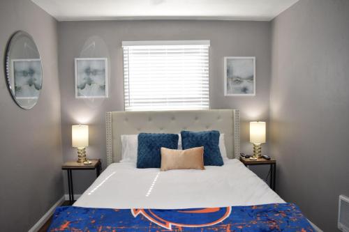 博伊西BSU Playland 2bd 1b Fully Remodeled on Bsu Campus的一间卧室，有一张大床，配有两盏灯