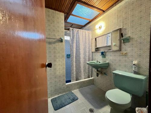 baño con aseo verde y lavamanos en CASA FAMILIAR CENTRICA, en Duitama