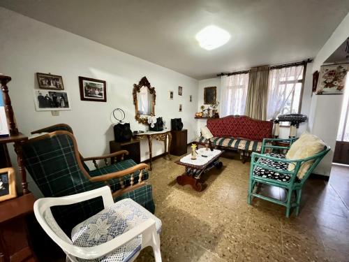 sala de estar con sofá y sillas en CASA FAMILIAR CENTRICA, en Duitama