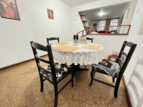 mesa de comedor con 2 sillas y mantel blanco en CASA FAMILIAR CENTRICA, en Duitama
