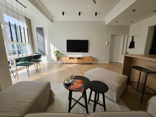 uma sala de estar com um sofá e uma mesa em MIRA Apartment in My Center em Szczecin