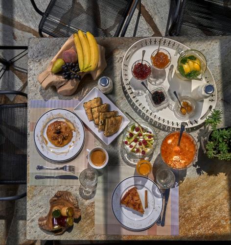 a table with plates of food on top at Thalassoxyla Portaria in Portariá