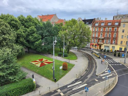 una strada in una città con binario ferroviario di Central Plaza a Katowice