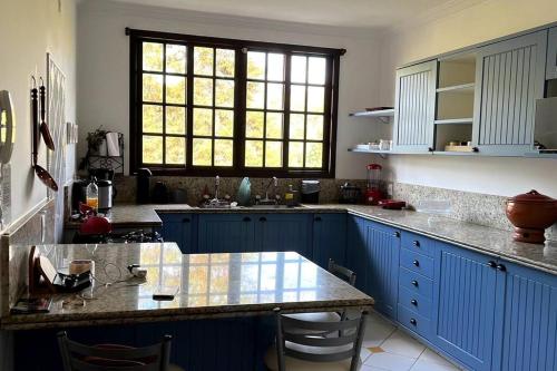 Casa em Secretário (@chacaradosolsecretario)にあるキッチンまたは簡易キッチン