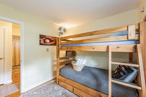 a bedroom with two bunk beds in a room at Kelly's Comfortable Quinton Home in Quinton
