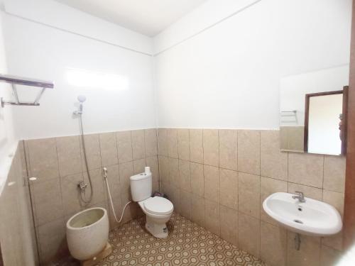 bagno con servizi igienici e lavandino di torok ocean homestay a Mataram