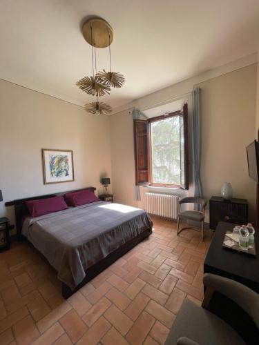 Un dormitorio con una cama grande y una ventana en Villa Natalina B&B en Pisa