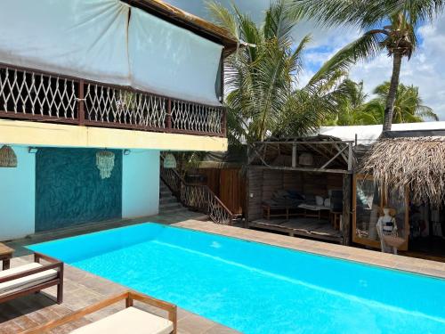 une villa avec une piscine et un complexe dans l'établissement BAOS, à San Blas