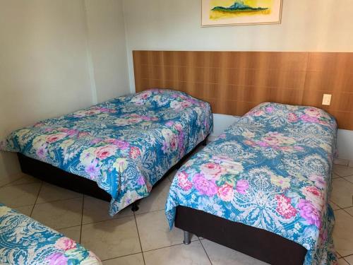 pokój z 2 łóżkami w pokoju w obiekcie Thermas Place- Caldas Novas(512) w mieście Caldas Novas