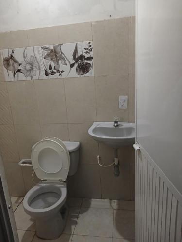 een badkamer met een toilet en een wastafel bij Casa camacho in Villavicencio