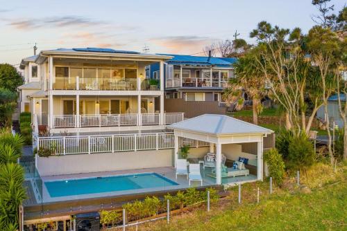 eine Luftaufnahme eines Hauses mit Swimmingpool in der Unterkunft The Sands Gerroa in Gerroa