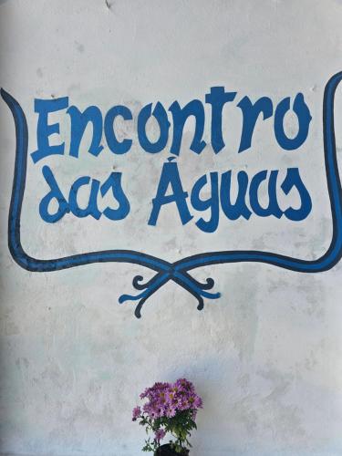 a sign that reads enerzone as aquarius on a wall at Pousada Encontro das Águas in Trindade