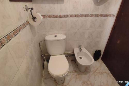 een kleine badkamer met een toilet en een bidet bij Apart près de la gare routière in Tetouan