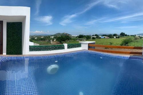 una piscina frente a una casa en Casa More con alberca, jacuzzi, climatizada, en Tequesquitengo