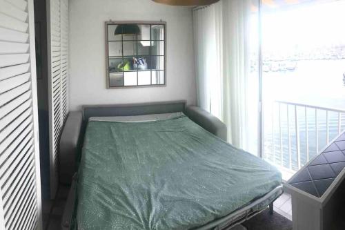 A bed or beds in a room at Agde : appartement vue sur le port