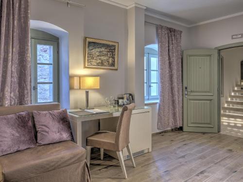 フィスカルドにあるFiscardonna Luxury Suitesのリビングルーム(ソファ、デスク付)