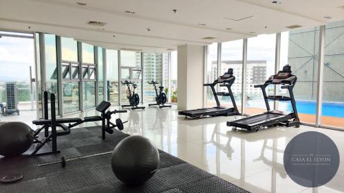 Fitness centrum a/nebo fitness zařízení v ubytování Wooden Aesthetic Fully Furnished Studio at INSPIRIA